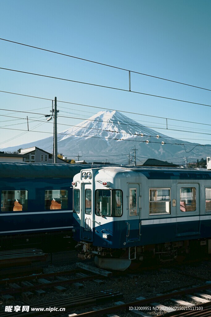 鐵軌旁的列車與遠處雪山