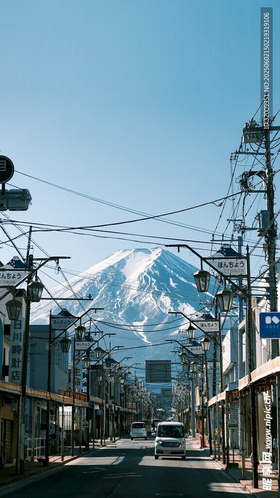 街道盡頭的壯麗富士山景觀
