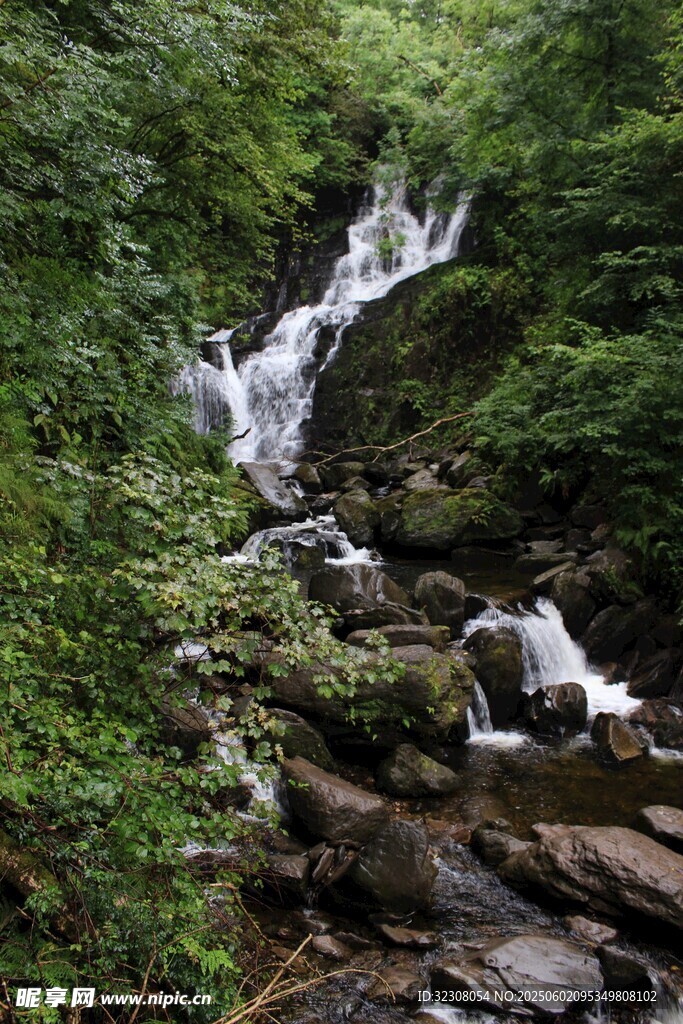 山林間的潺潺瀑布景觀