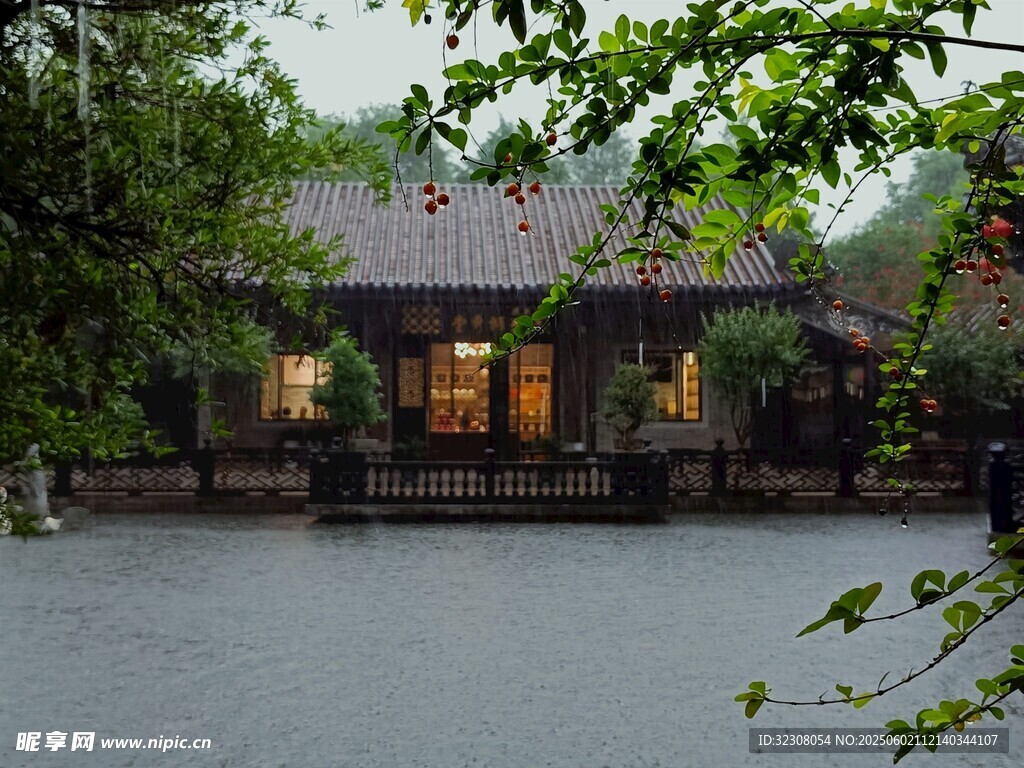 湖畔小屋綠意環繞
