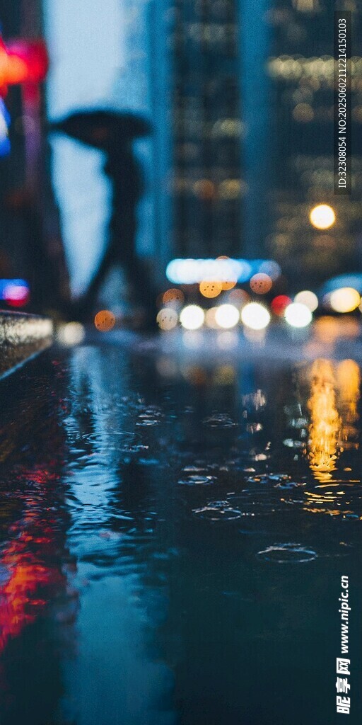 雨夜城市街道行人倒影