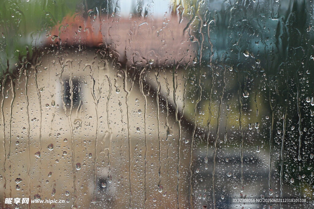 雨中朦朧的小屋