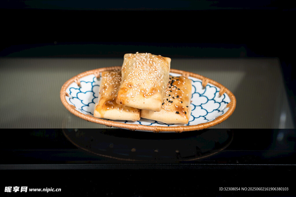 藍(lán)白瓷盤(pán)上的美味糕點(diǎn)