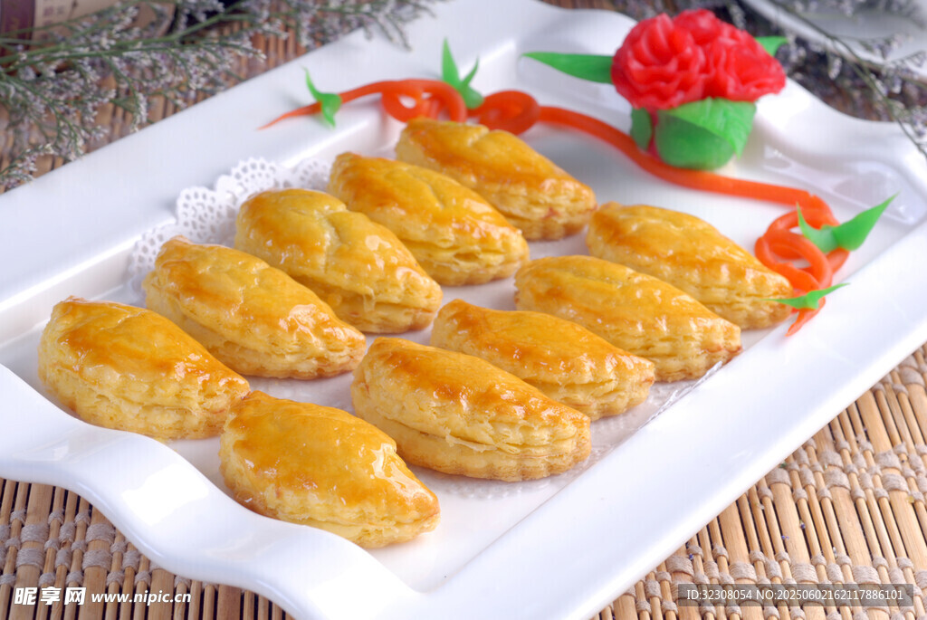香酥美味炸物擺于白盤