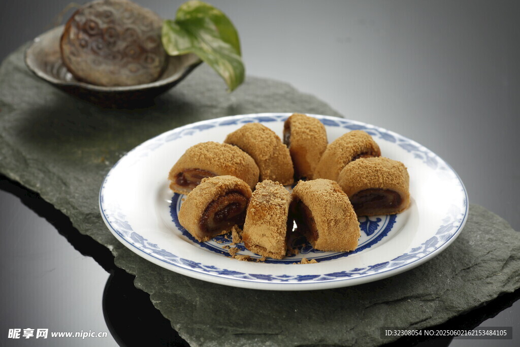 美味傳統(tǒng)糕點(diǎn)擺于盤中