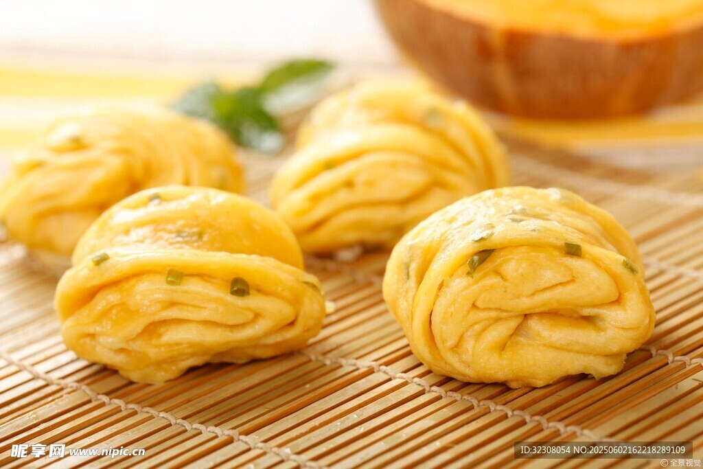 美味花卷擺放在竹席上