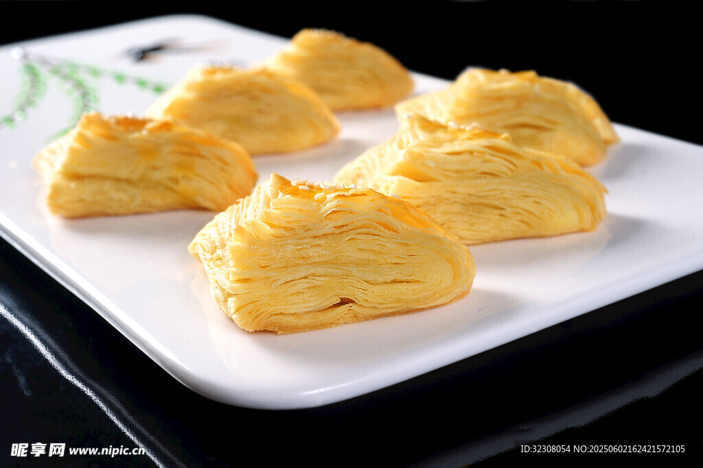 美味千層酥擺于白盤上
