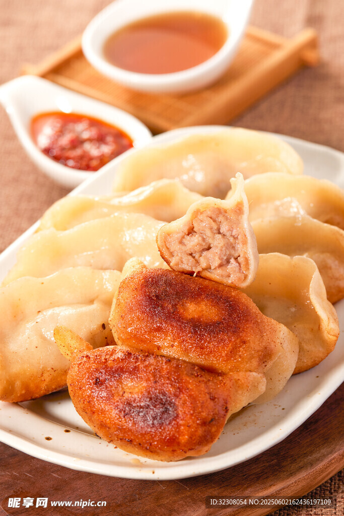 香煎餃子配蘸料誘人美味
