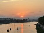 夕陽下的河畔船只美景