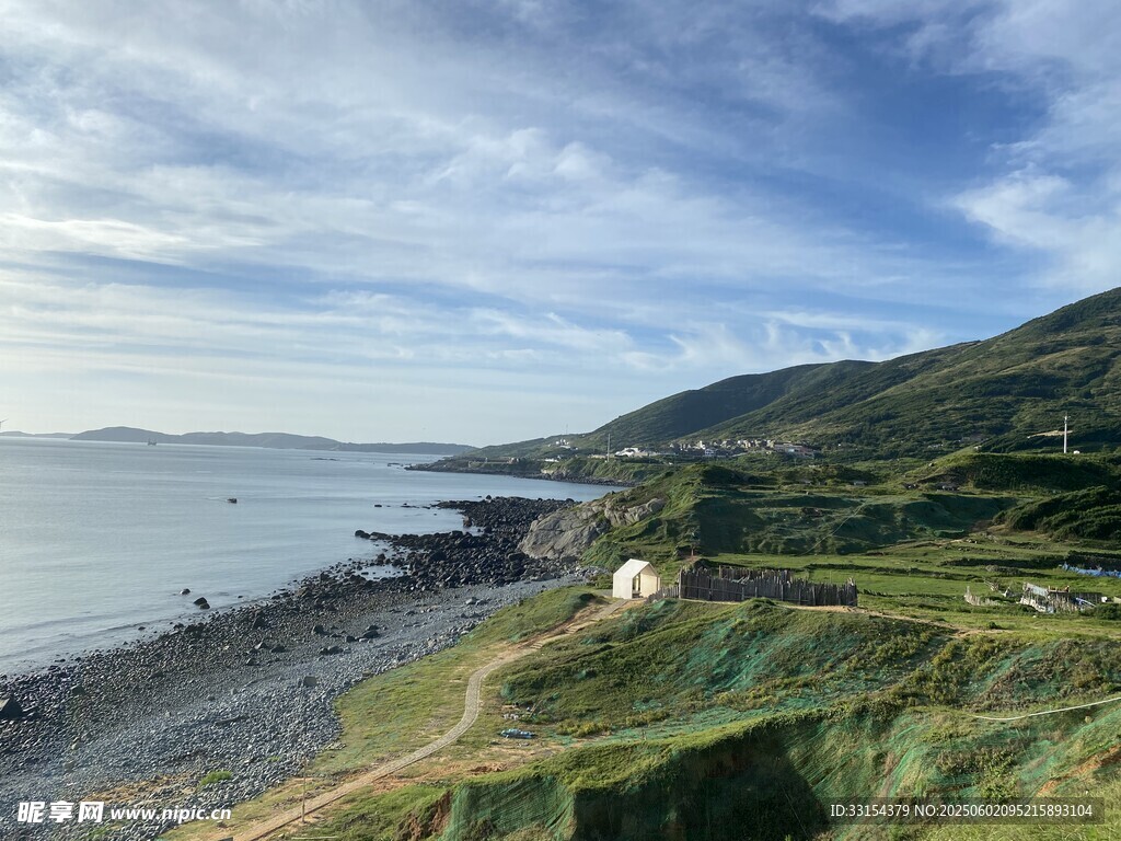 海岸風光 綠草藍天與海