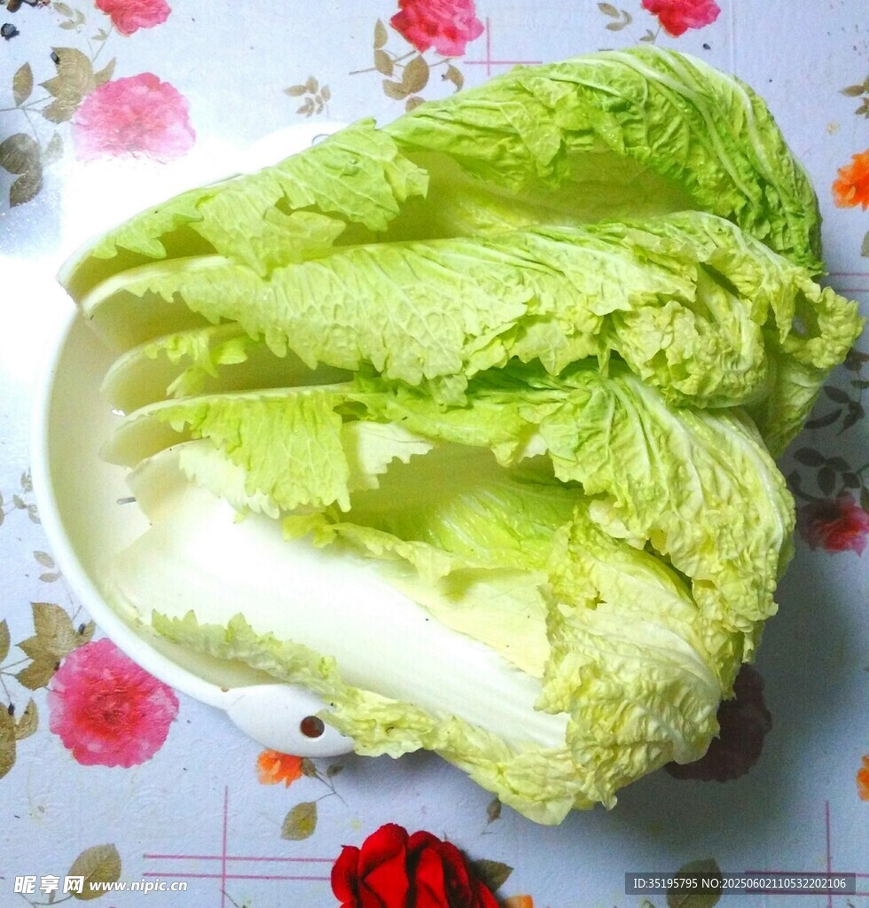 新鮮大白菜擺放在盤(pán)中