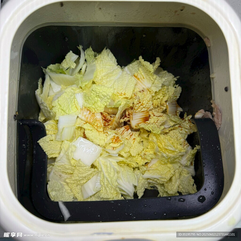 容器中的鮮嫩白菜
