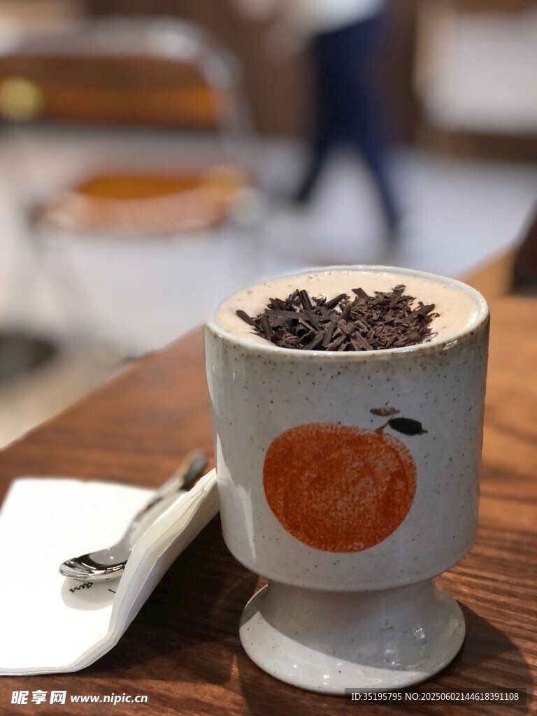 陶瓷杯中的咖啡豆特寫