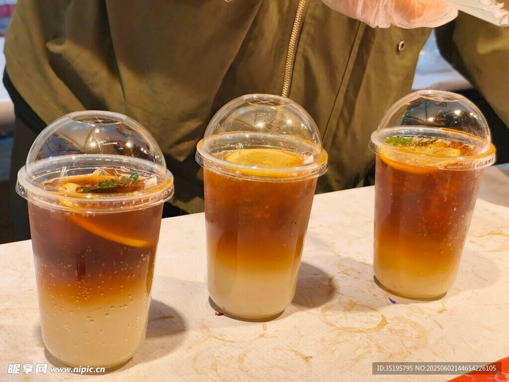 三杯分層特色茶飲展示