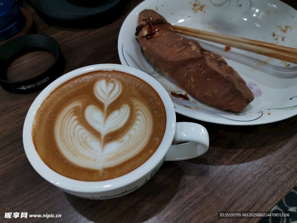 心形拉花咖啡與點心
