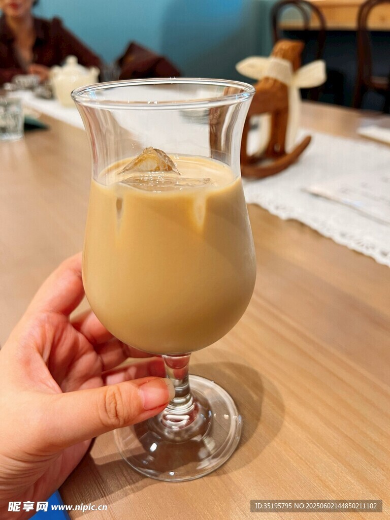 手持一杯冰咖啡特寫