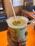手持美味抹茶飲品特寫