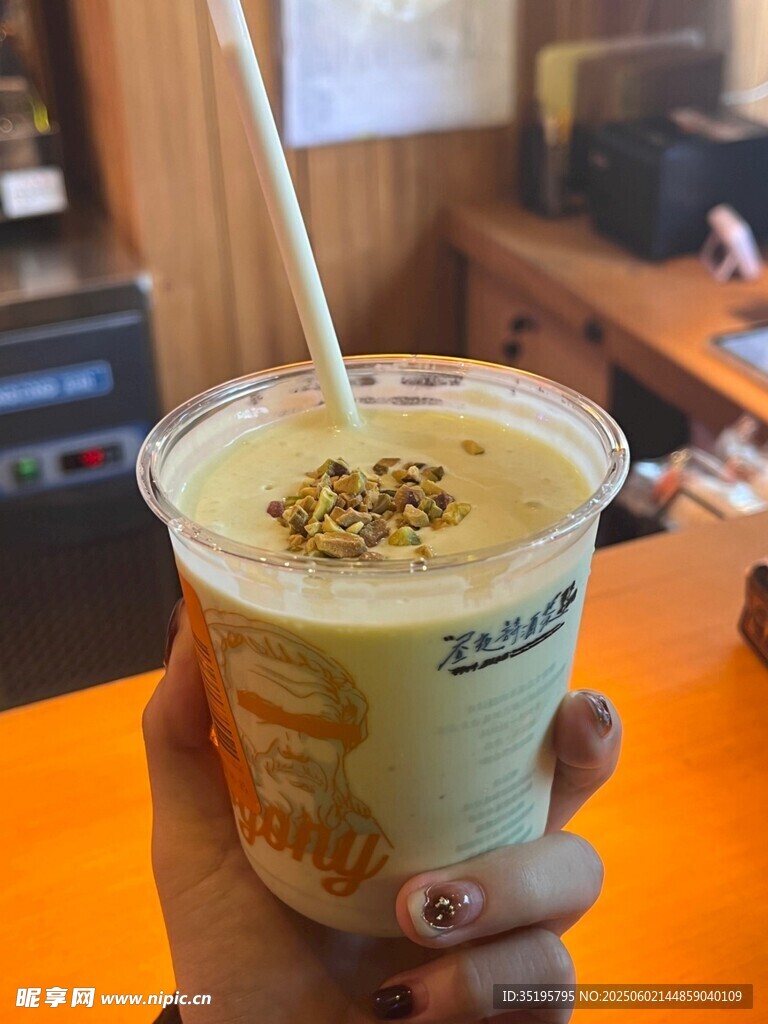 手持美味抹茶飲品特寫