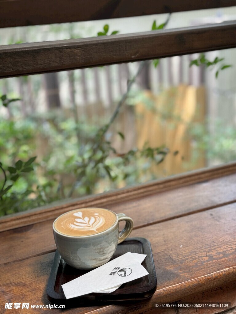 窗邊精致拉花咖啡一杯
