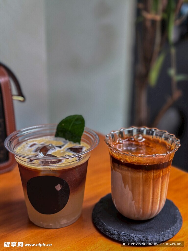 兩杯特色飲品擺于桌前