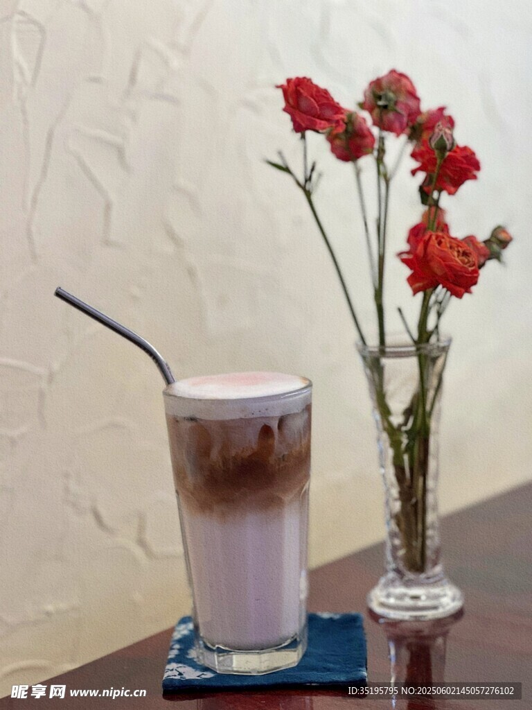 花瓶旁的奶昔與鮮艷花朵