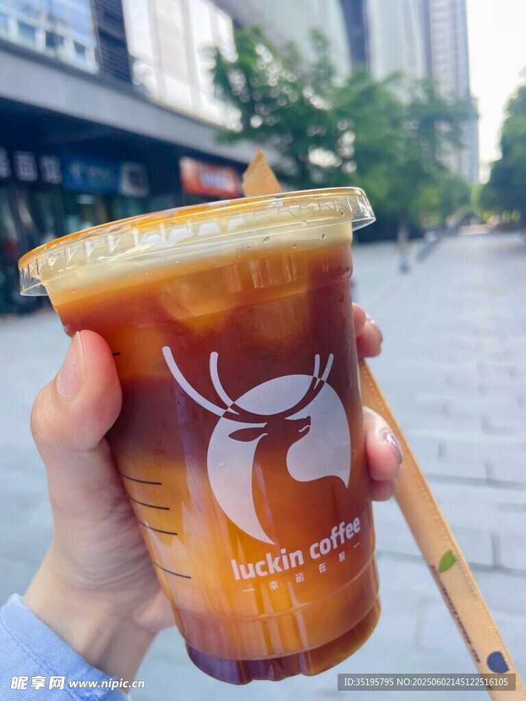 手持瑞幸咖啡飲品特寫