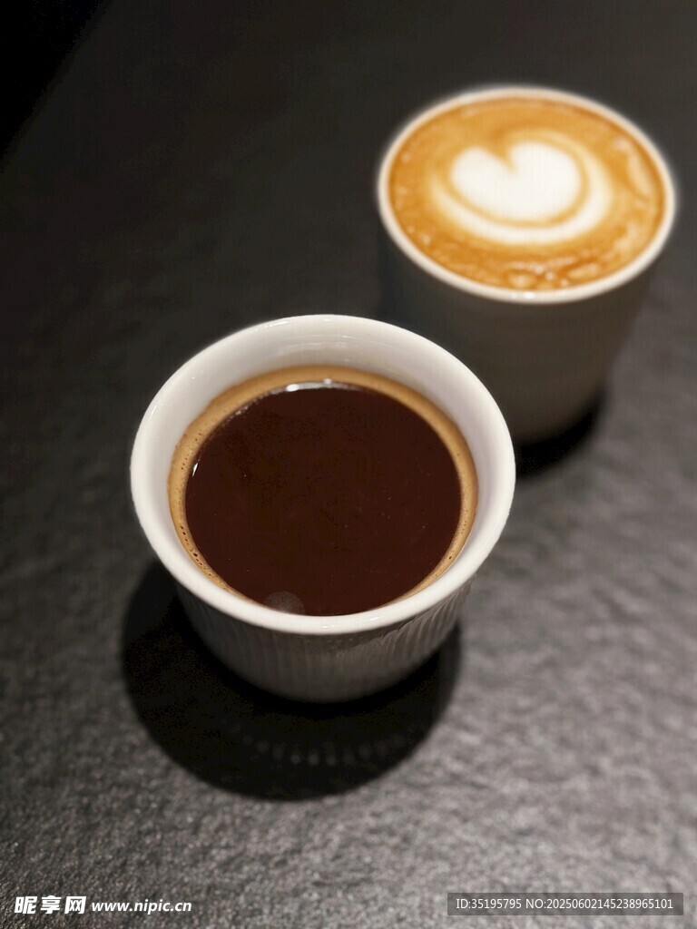 兩杯特色咖啡飲品展示