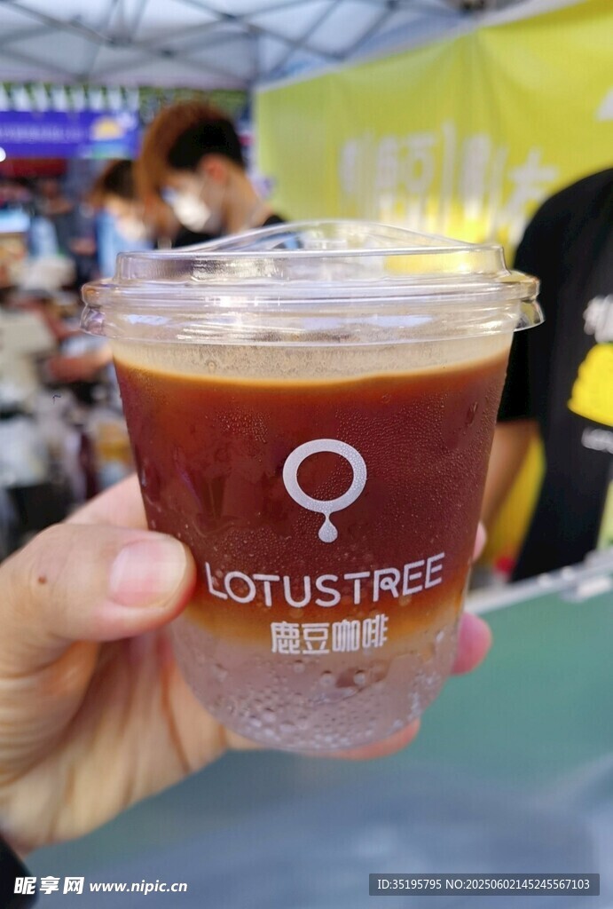 手持一杯LOTUSTREE飲品