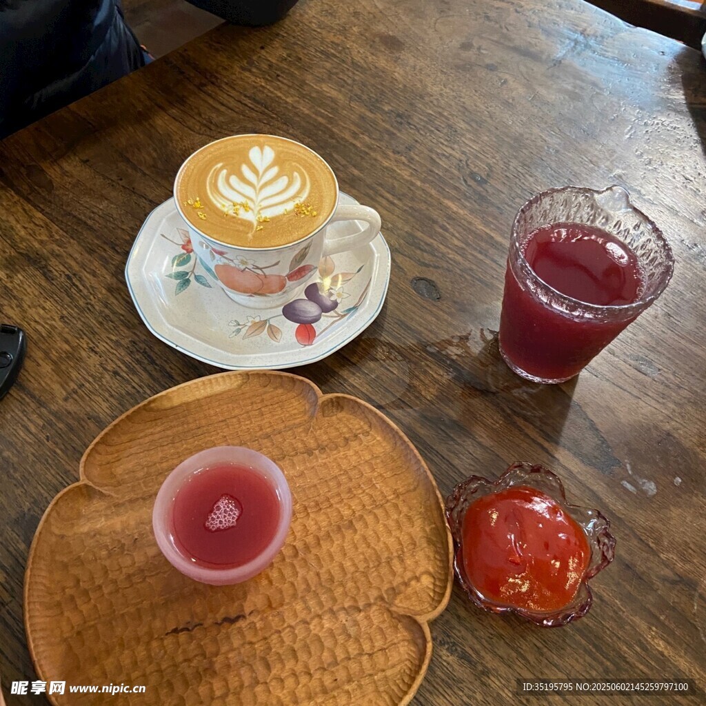 精致飲品組合擺放在木桌