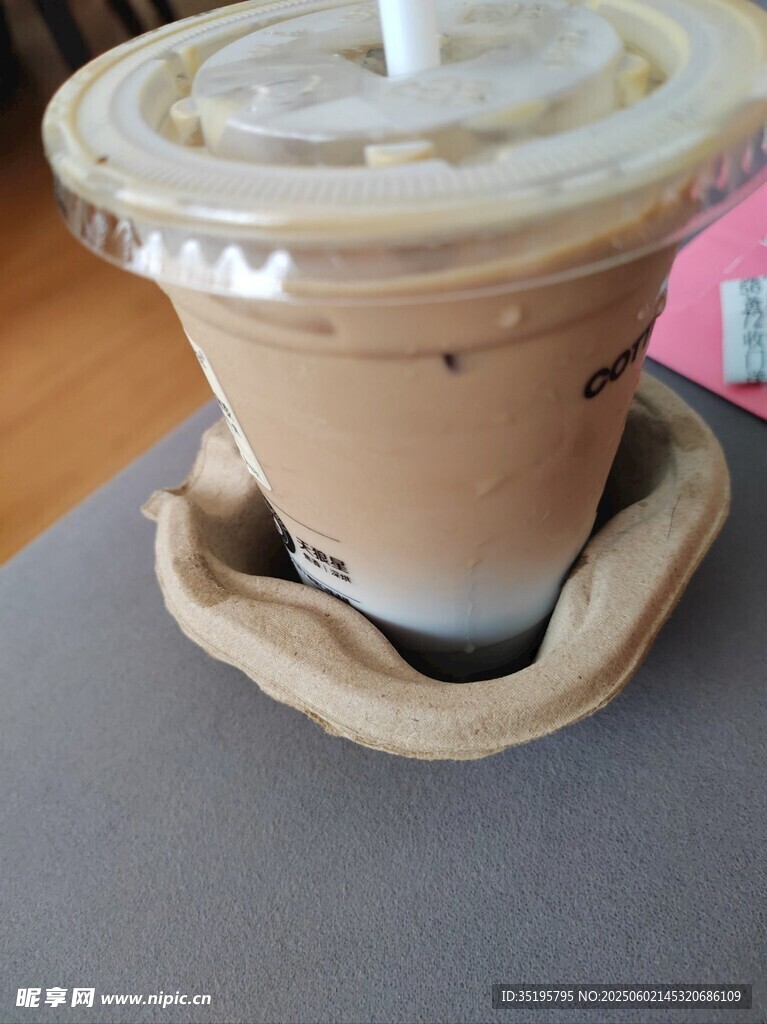 分層奶茶置于木質(zhì)杯托上