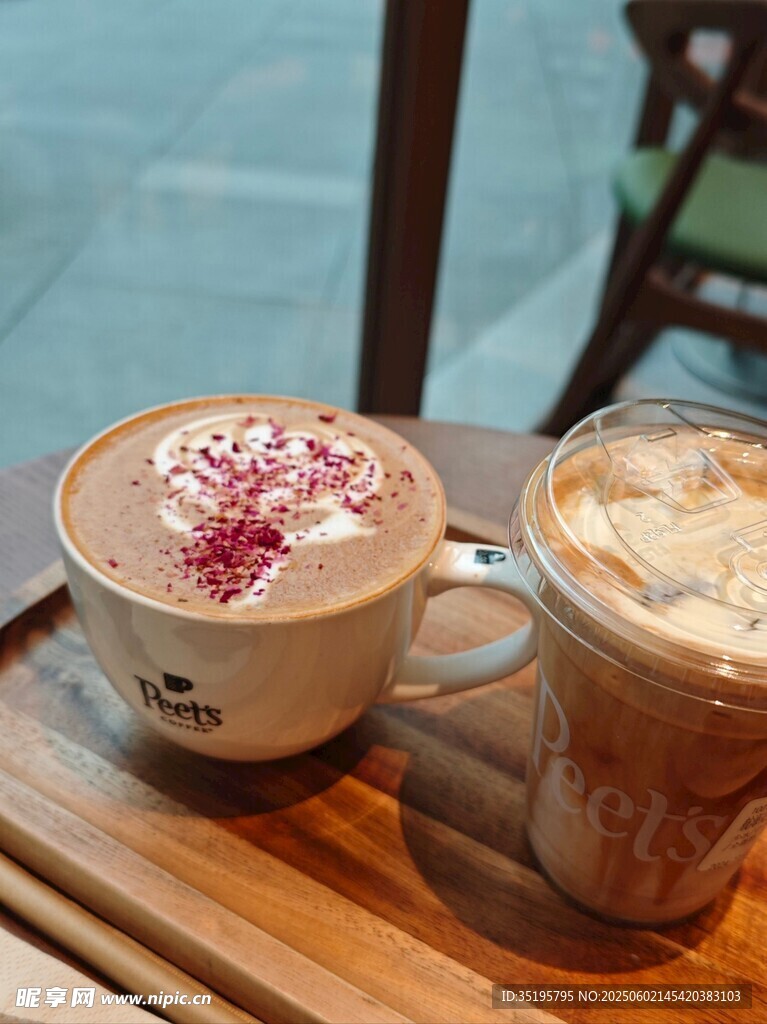 兩杯特色飲品置于木桌