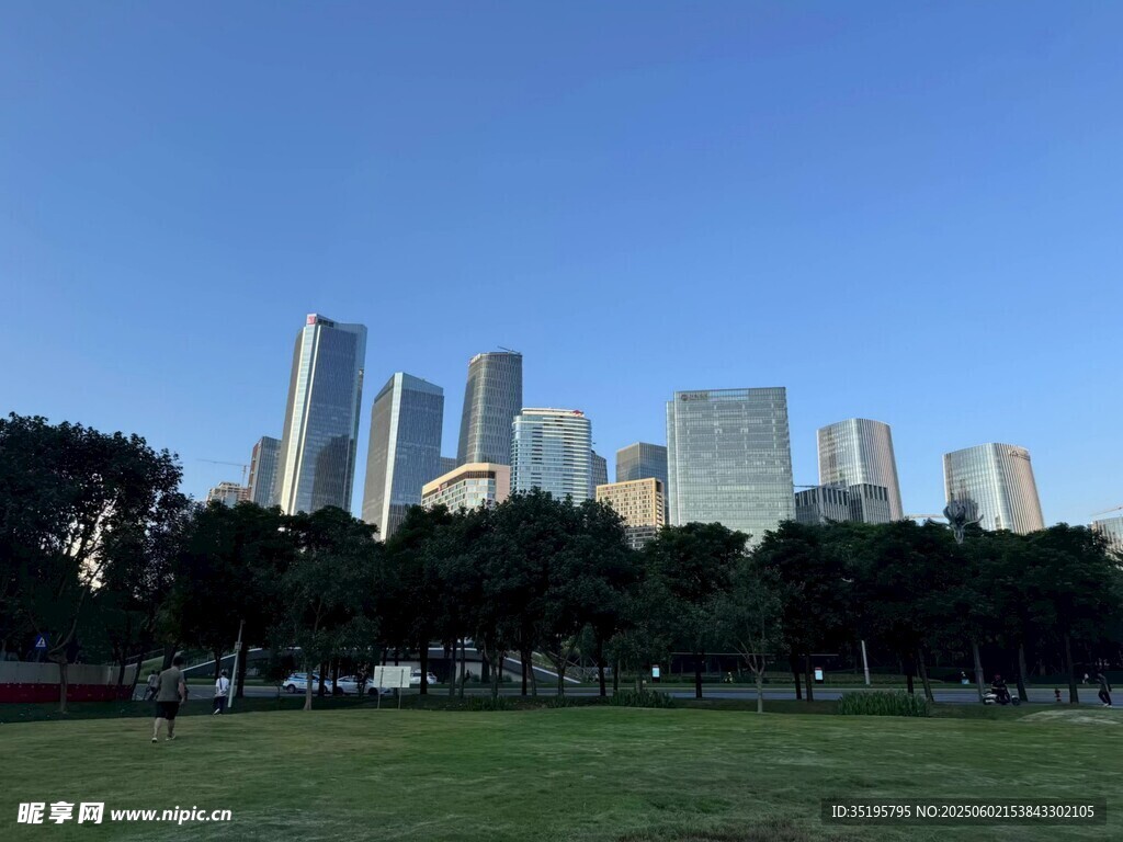 城市綠地旁的摩天大樓景觀
