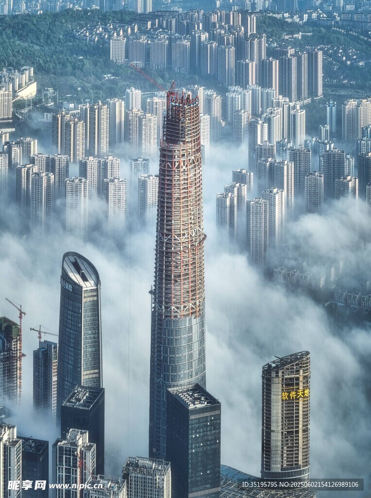 云霧中林立的摩天大樓