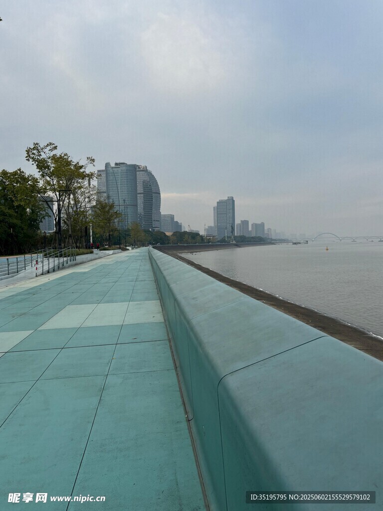 城市江邊的玻璃觀景平臺
