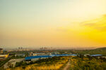 夕陽下的城市與廠房景觀
