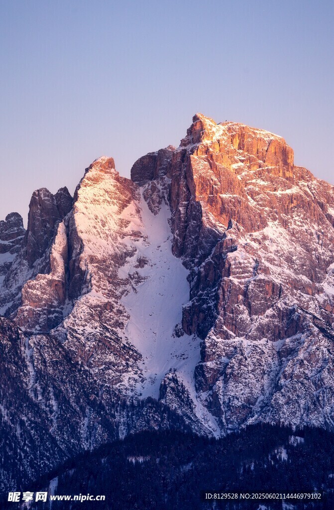 壯麗雪山日出美景