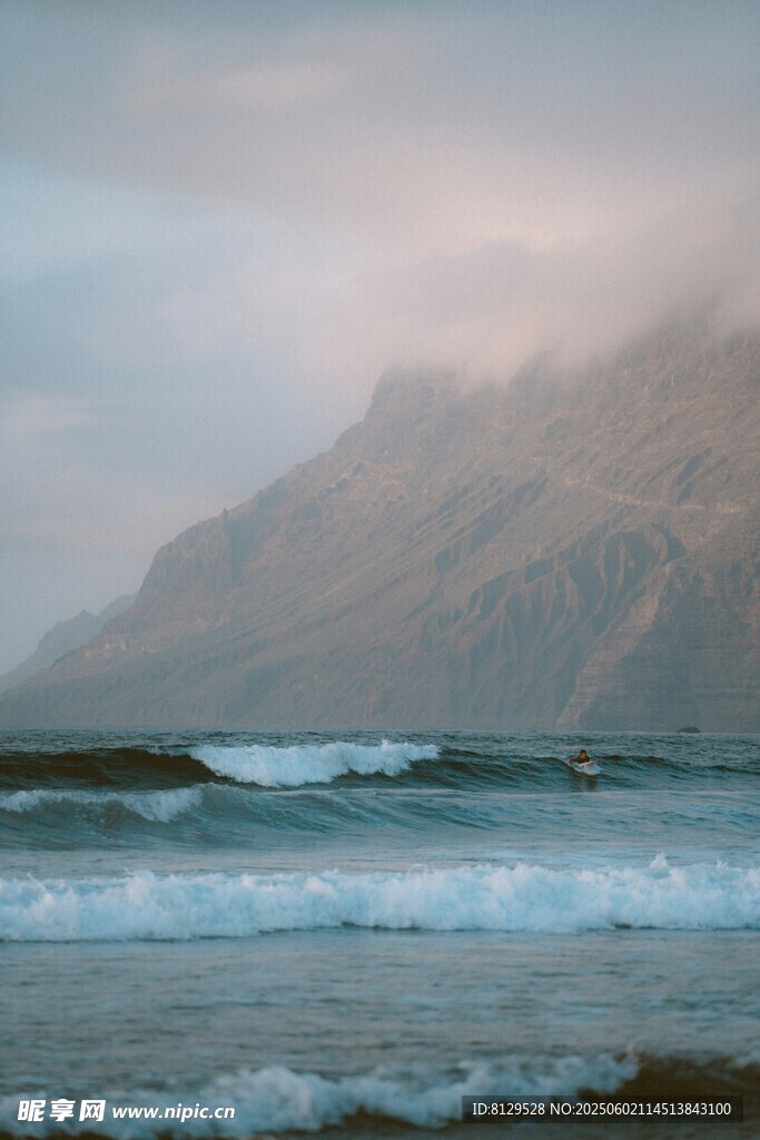 海邊云霧繚繞的壯麗景致