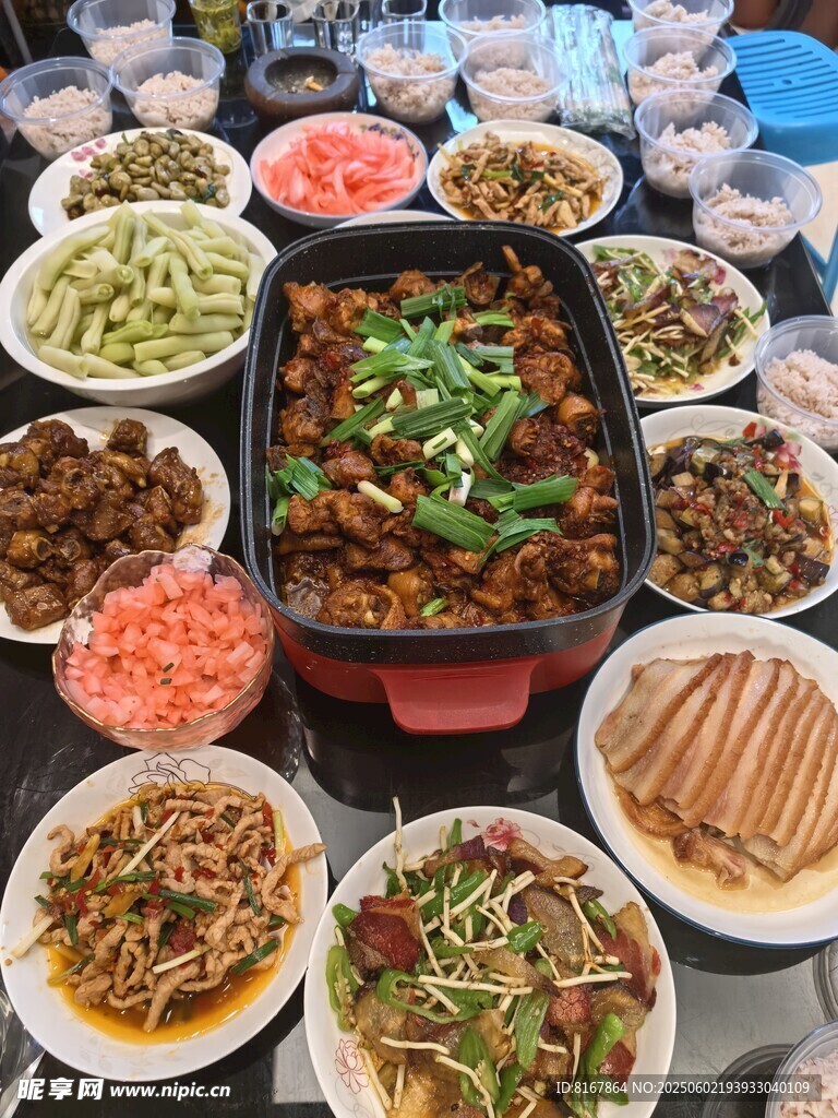 豐盛中式菜肴擺滿一桌