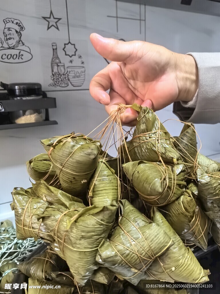 手拎粽子 傳統美味呈現