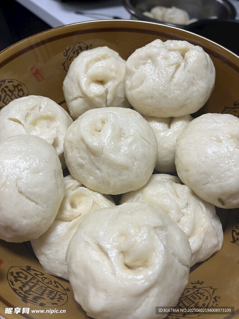 一盤松軟的白胖大包子