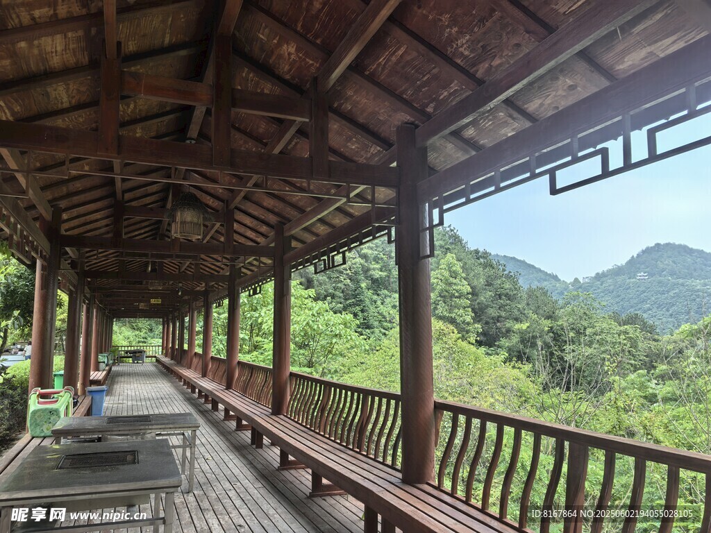 山間木質(zhì)長廊景色宜人