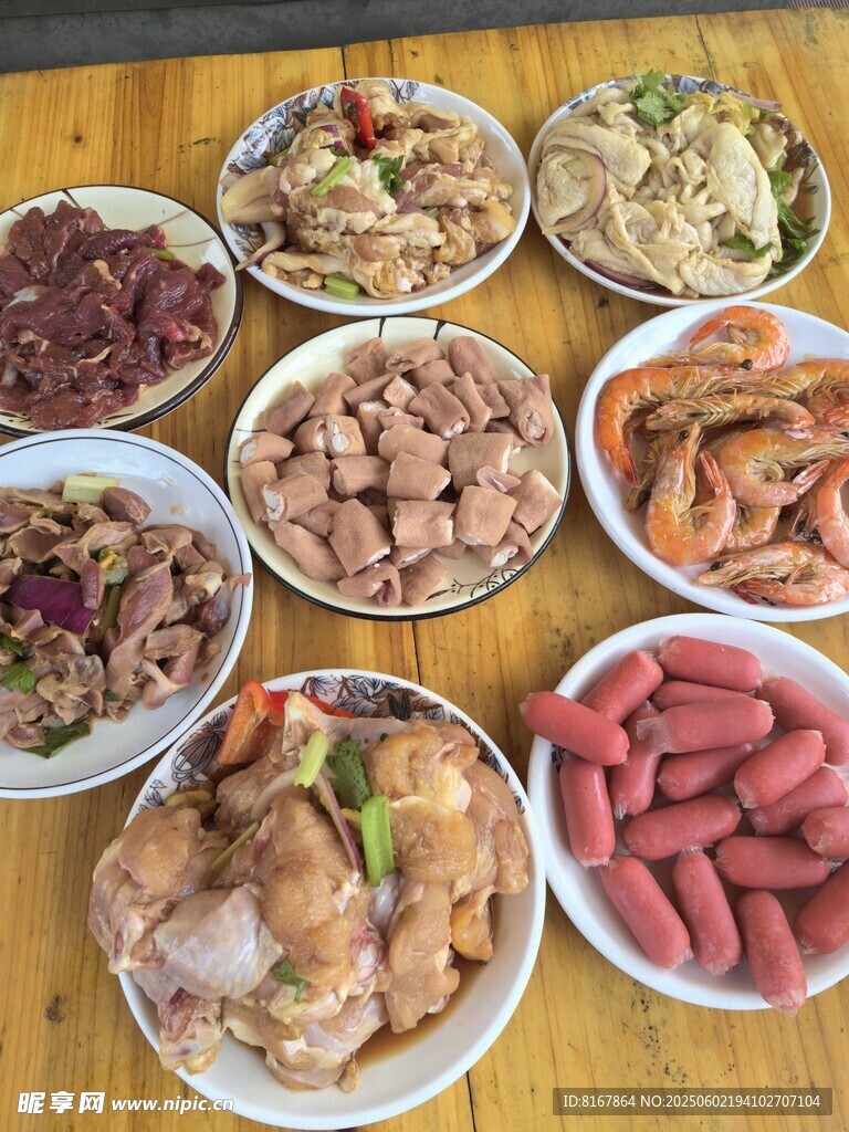多樣美味菜肴擺滿桌