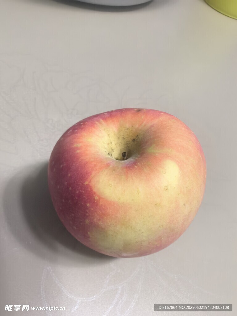 紅粉相間的新鮮蘋果