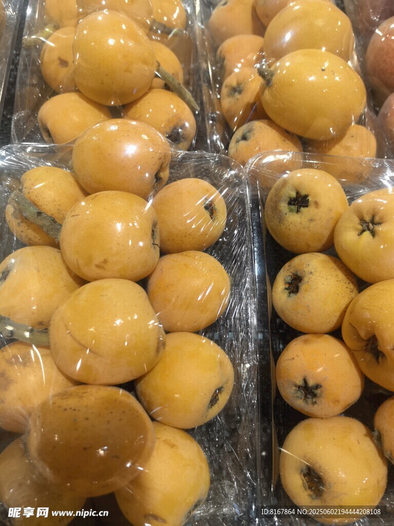 新鮮枇杷整齊擺放售賣