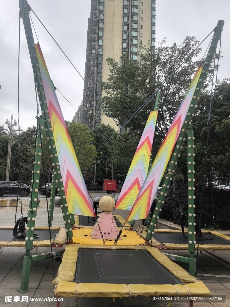 戶外蹦極游樂設施