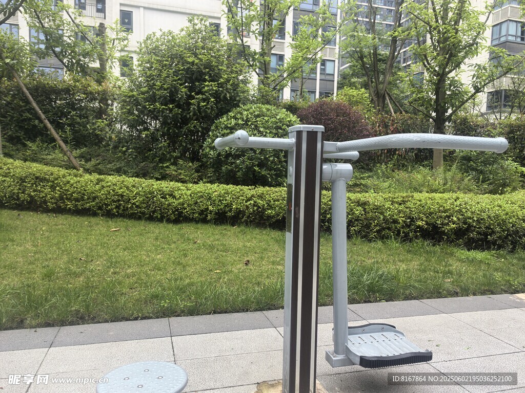 戶外小區(qū)健身器材一角