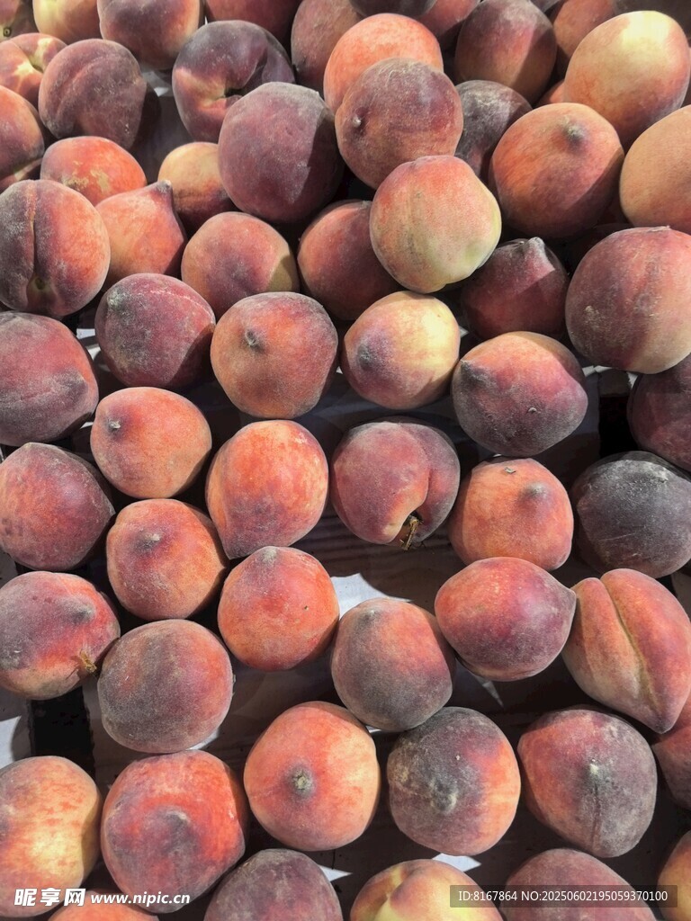 新鮮飽滿的桃子堆成小山
