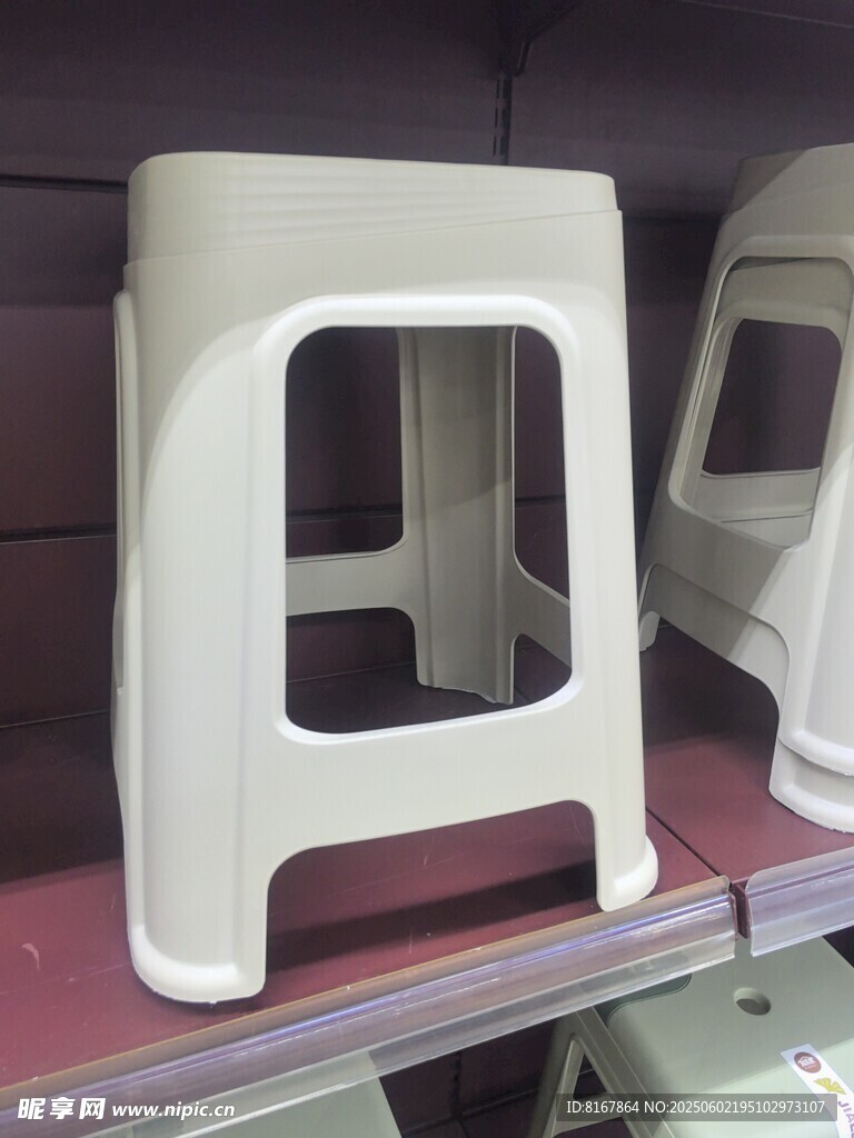 白色塑料凳展示