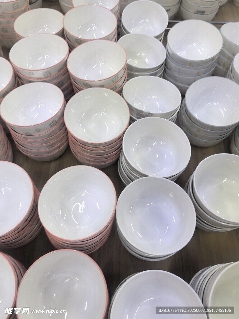 整齊排列的白色陶瓷碗