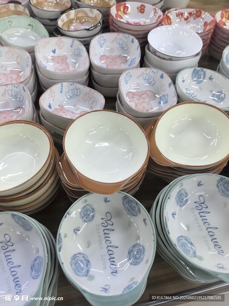精美多樣陶瓷餐具陳列